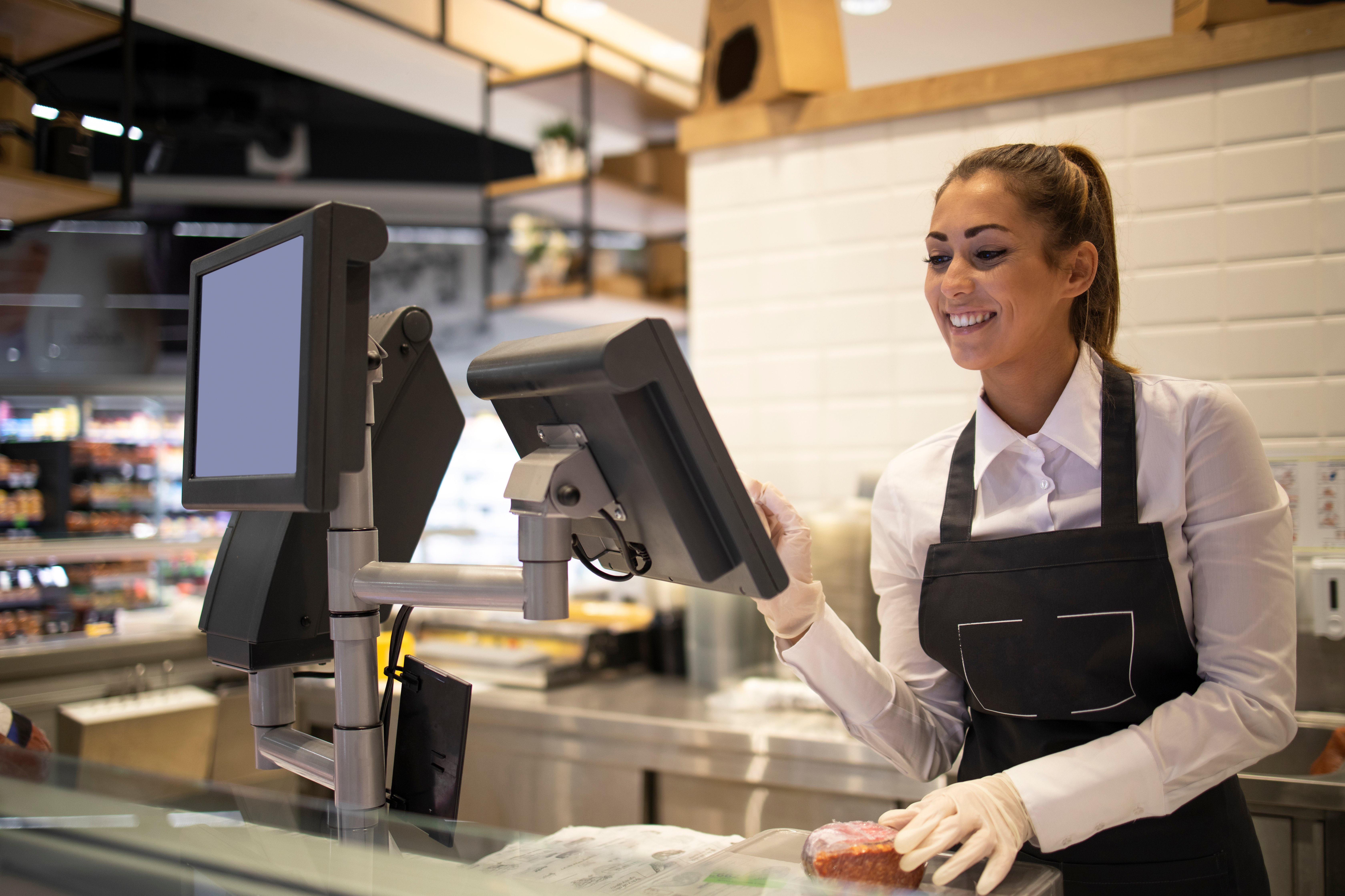 trabajador-supermercado-midiendo-vendiendo-carne-al-cliente